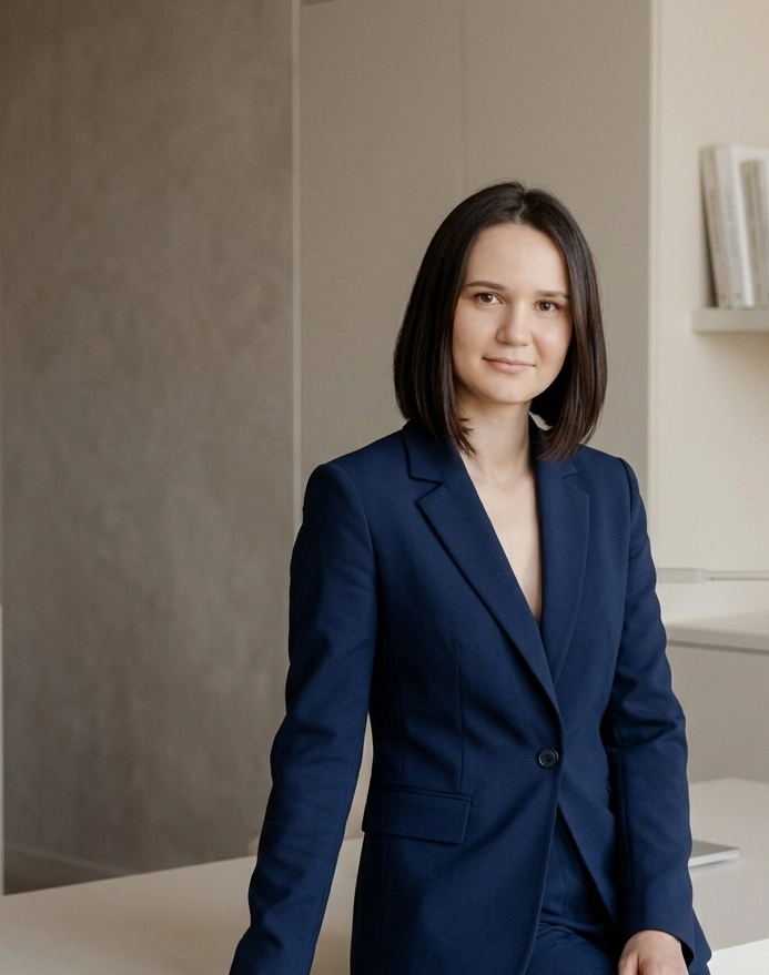Roberta Brănescu, strateg de marketing, în ținută office bleumarin, oferind consultanță pentru lansarea de produse noi.